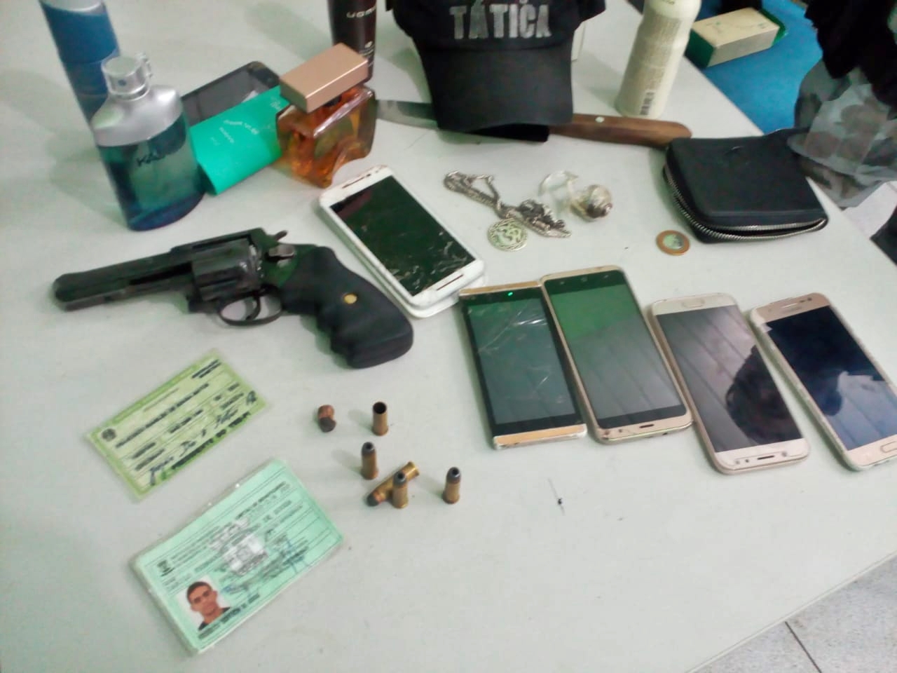 Material encontrado com acusados na zona norte