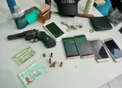 Material encontrado com acusados na zona norte