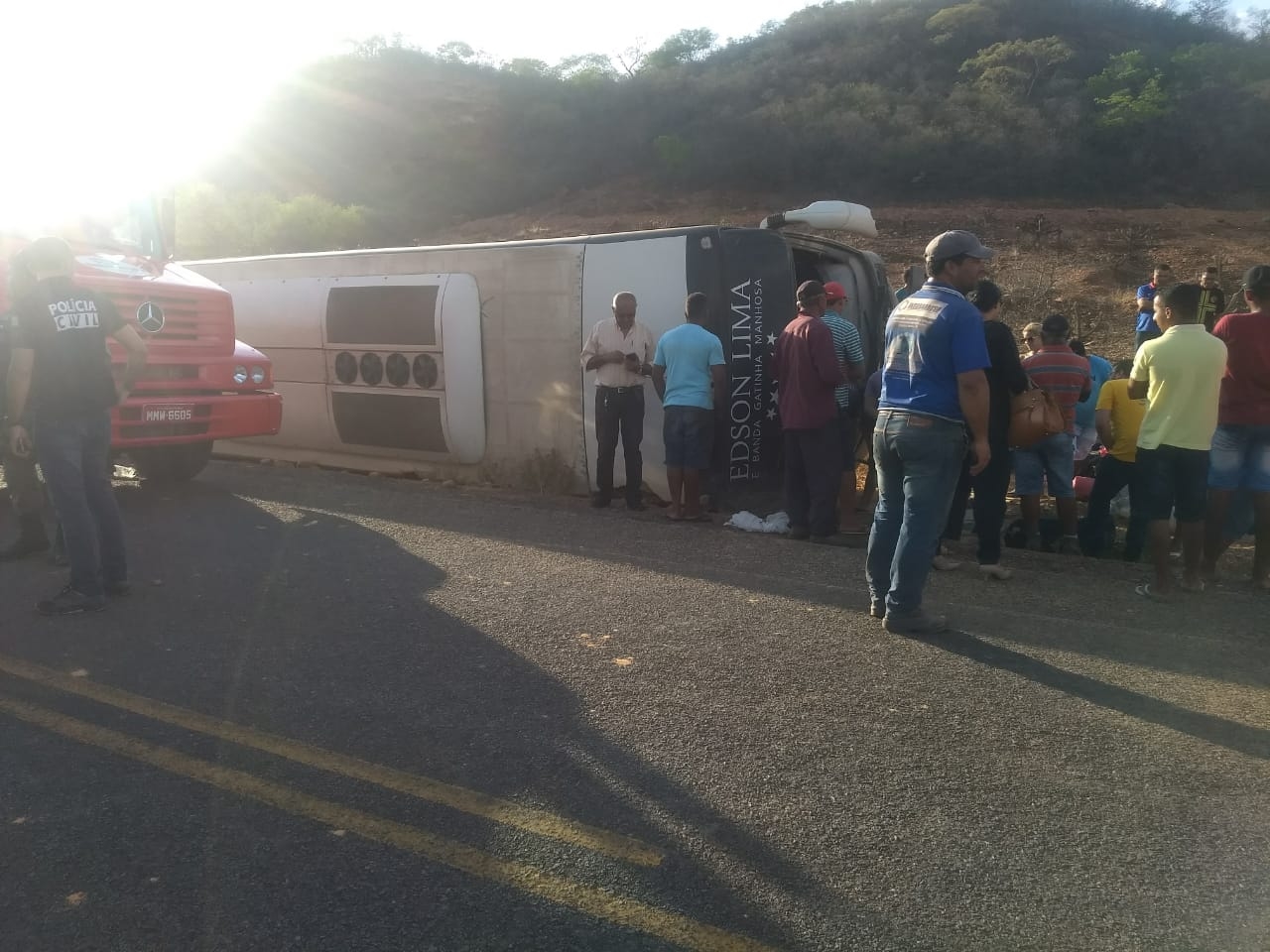 Ônibus da banda Gatinha Manhosa após acidente na BR 020 