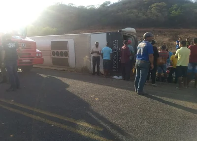 Ônibus da banda Gatinha Manhosa após acidente na BR 020 