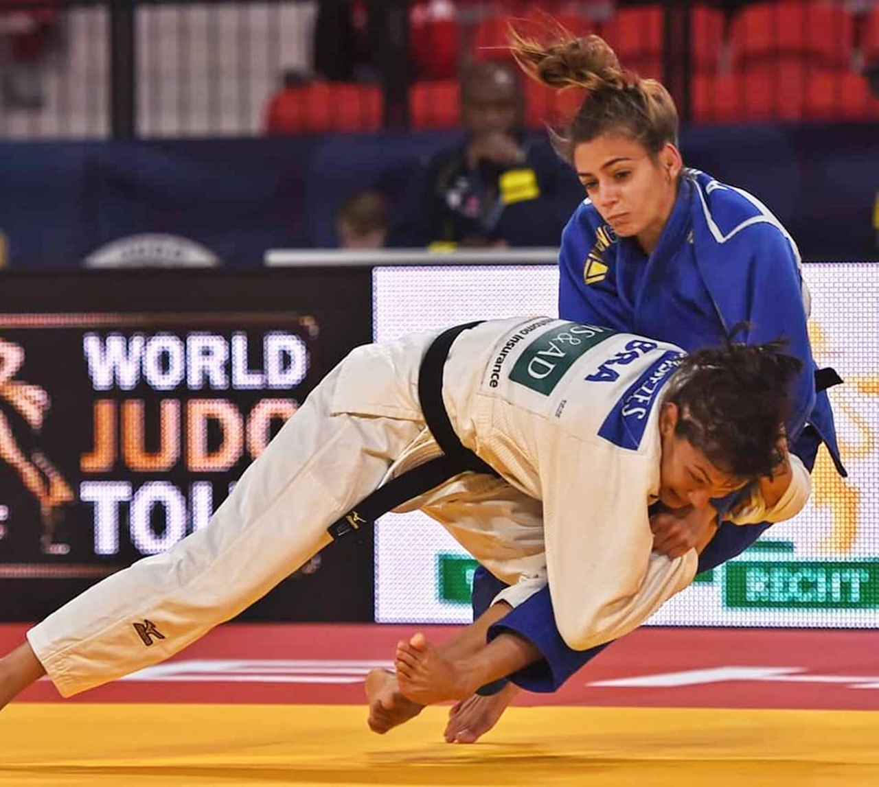 Sarah Menezes em luta contra americana Ashlyn White
