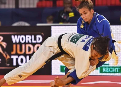 Sarah Menezes em luta contra americana Ashlyn White