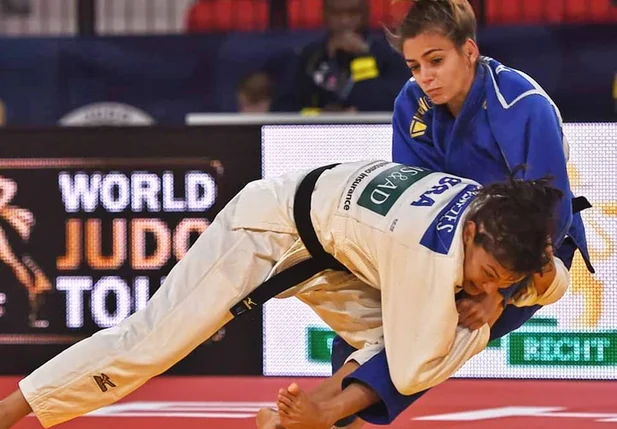 Sarah Menezes em luta contra americana Ashlyn White