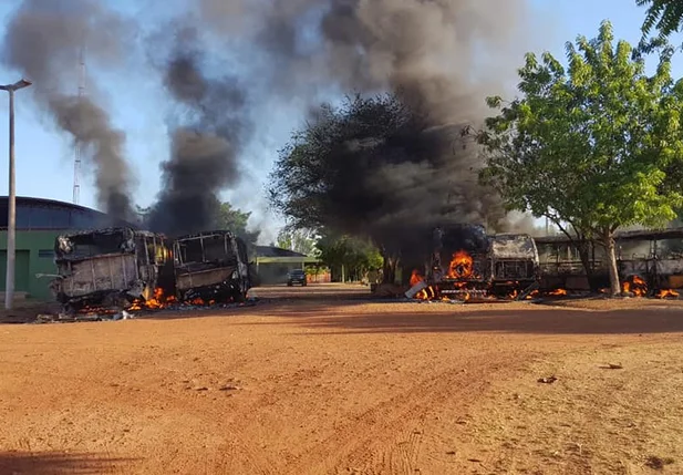 Ônibus incendiados em Piracuruca