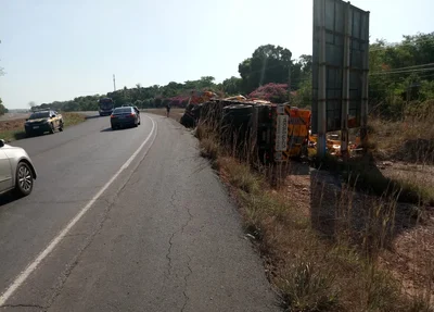 Carreta carregada de cervejas tomba na BR 343