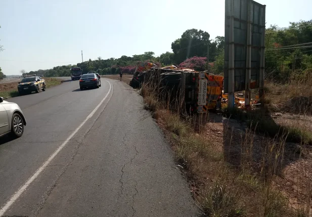 Carreta carregada de cervejas tomba na BR 343