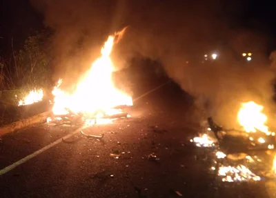 Com o forte impacto as duas motocicletas pegaram fogo