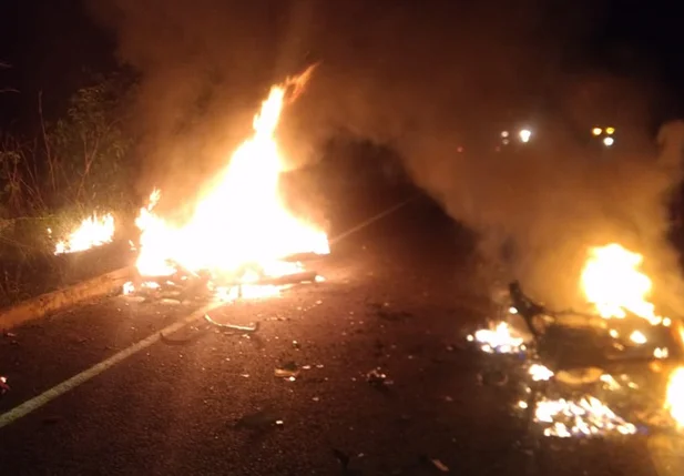 Com o forte impacto as duas motocicletas pegaram fogo