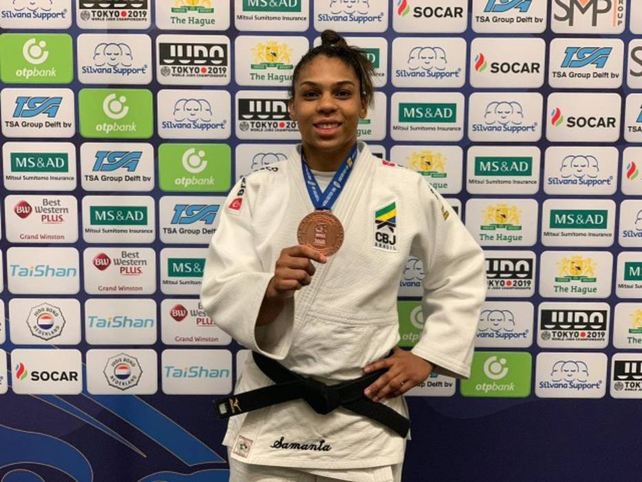 Samanta Soares com a medalha de bronze conquistada no Grand Prix de Haia