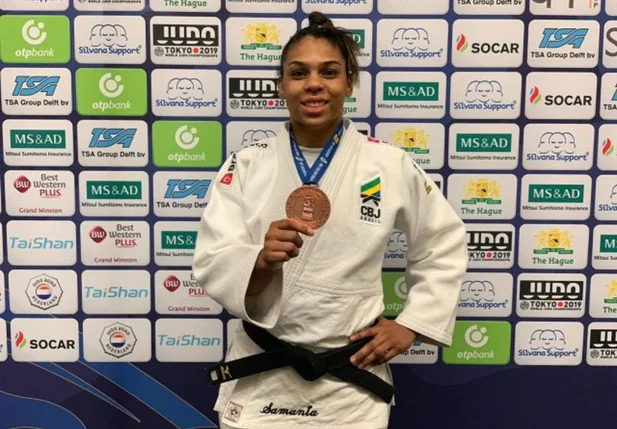 Samanta Soares com a medalha de bronze conquistada no Grand Prix de Haia