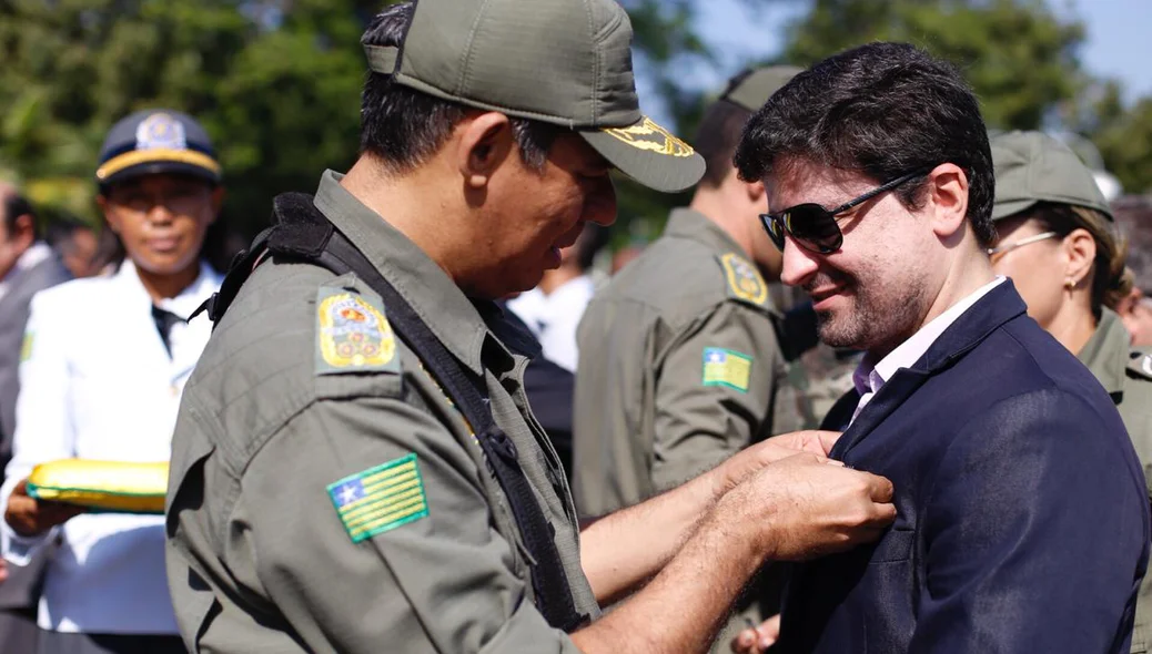 Comandante Lindomar Castilho homenageia delegado Cadena