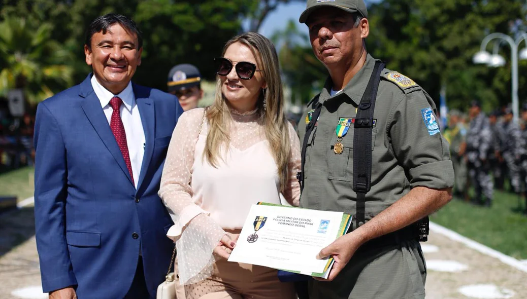 Governador Wellington Dias ao lado de homenageada e do comandante Lindomar Castilho