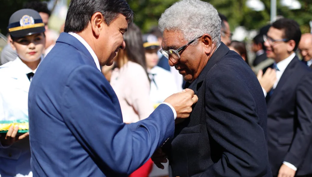 Wellington Dias cumprimenta homenageado