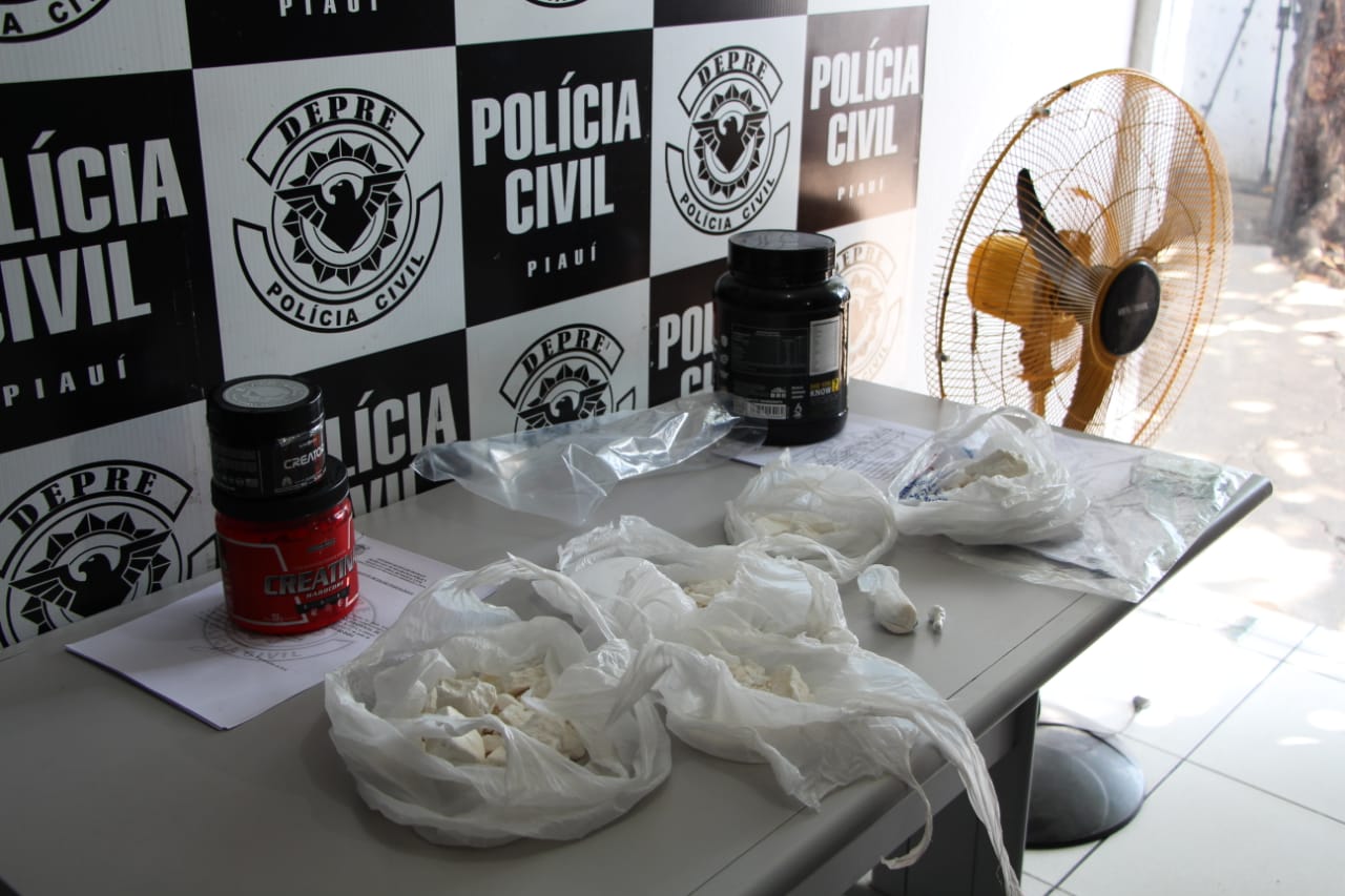 Foram apreendidas 800g de cocaína, avaliadas em 100 mil reais, escondidas em potes de suplementos
