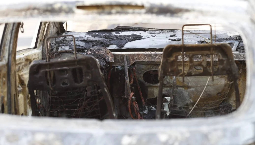 Parte interna do veículo completamente queimada 