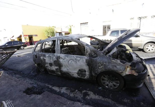 Veículo fica destruído após incêndio no Centro de Teresina 