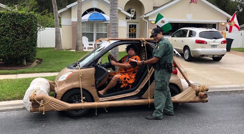 Fred Flinstone é parado pela polícia por excesso de velocidade