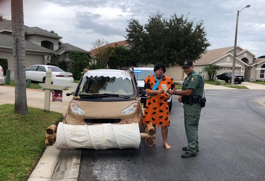 O carro também foi caracterizado para parecer com o carro usado por Fred Flinstone