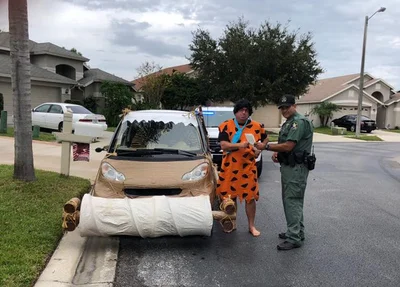 O carro também foi caracterizado para parecer com o carro usado por Fred Flinstone