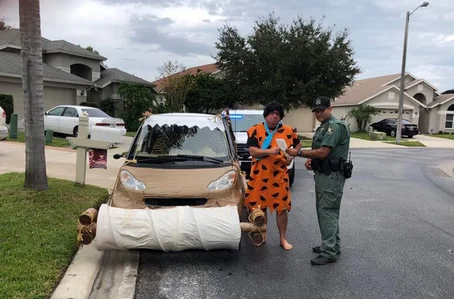 O carro também foi caracterizado para parecer com o carro usado por Fred Flinstone