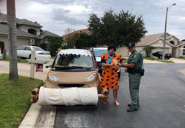 O carro também foi caracterizado para parecer com o carro usado por Fred Flinstone