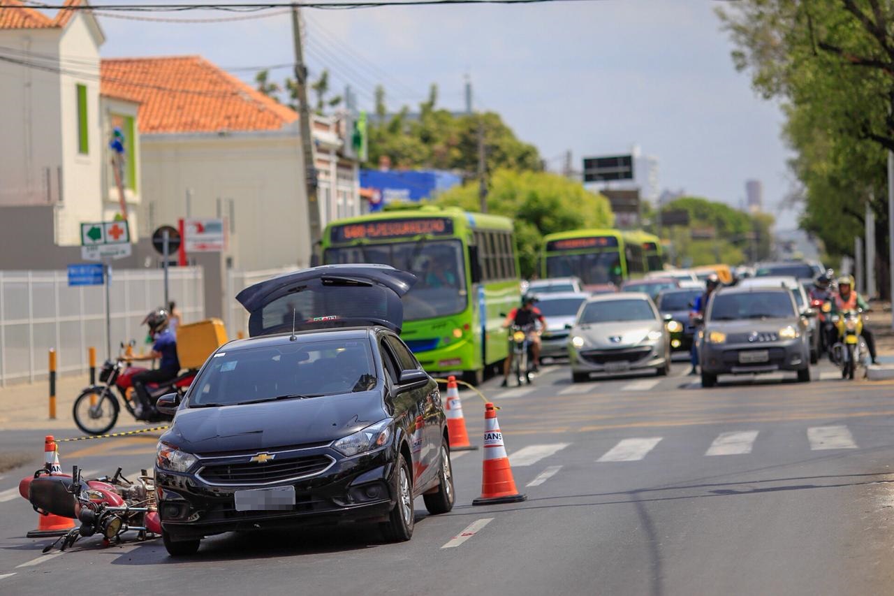 Acidente entre motocicleta e carro na Avenida Frei Serafim