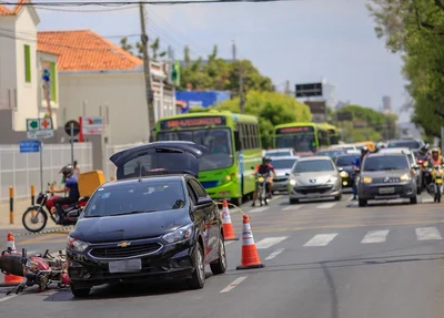 Acidente entre motocicleta e carro na Avenida Frei Serafim