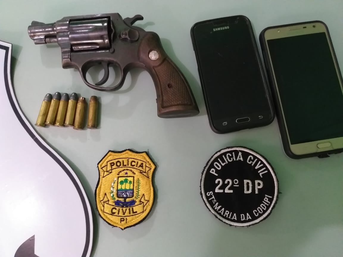 Arma, munições e celulares apreendidos