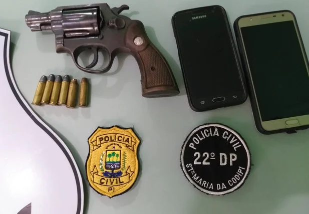 Arma, munições e celulares apreendidos