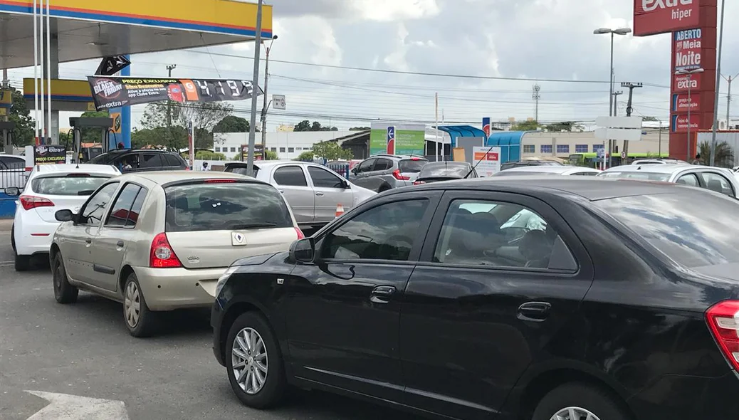Longas filas registradas em postos de combustíveis