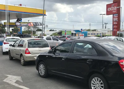 Longas filas registradas em postos de combustíveis