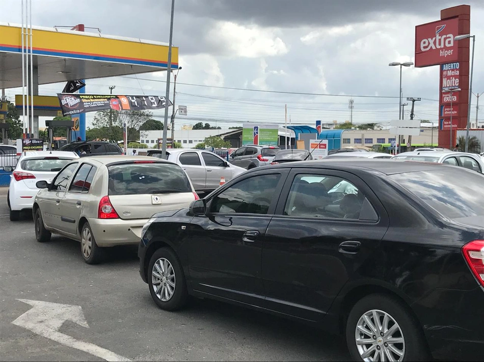 Longas filas registradas em postos de combustíveis