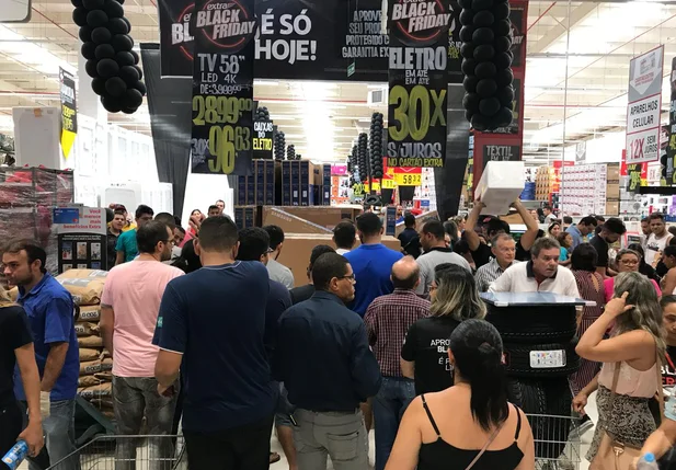 Consumidores aproveitam vendas no Black Friday em Teresina