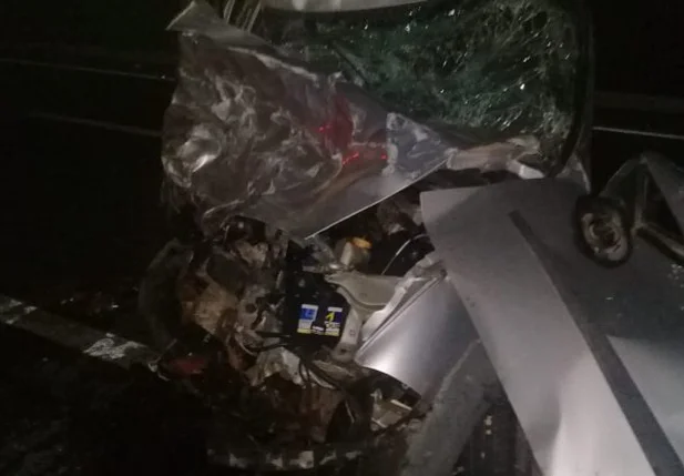 Veículo ficou destruído 
