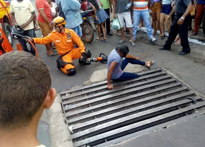 A mulher ficou com a perna presa após descer de uma motocicleta