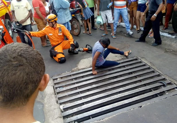 A mulher ficou com a perna presa após descer de uma motocicleta