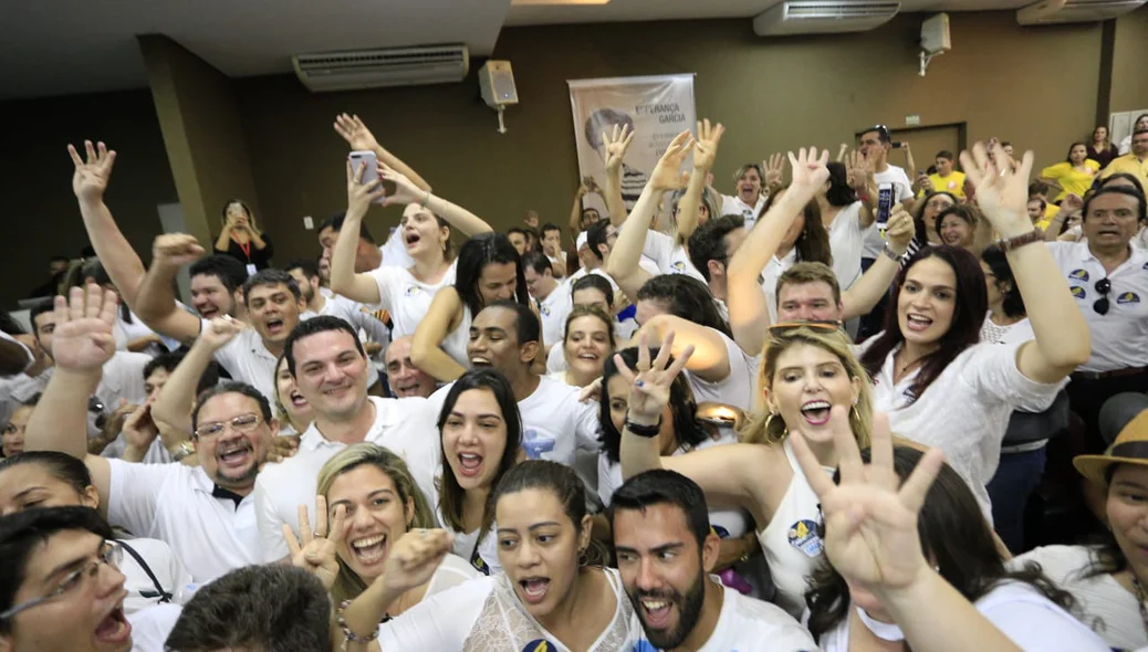 Apoiadores comemoram vitória de Celso Barros