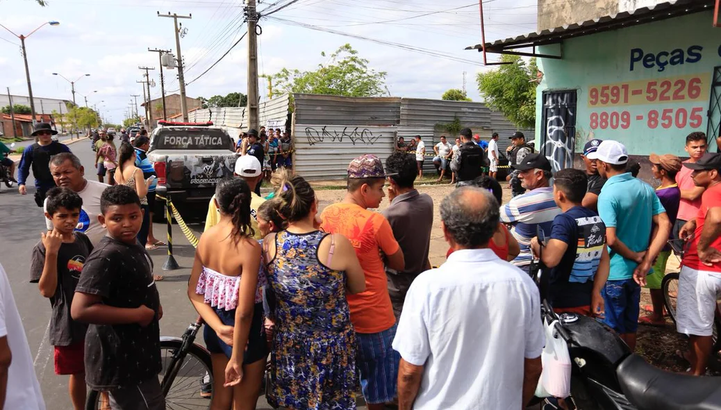Populares se aglomeram no local