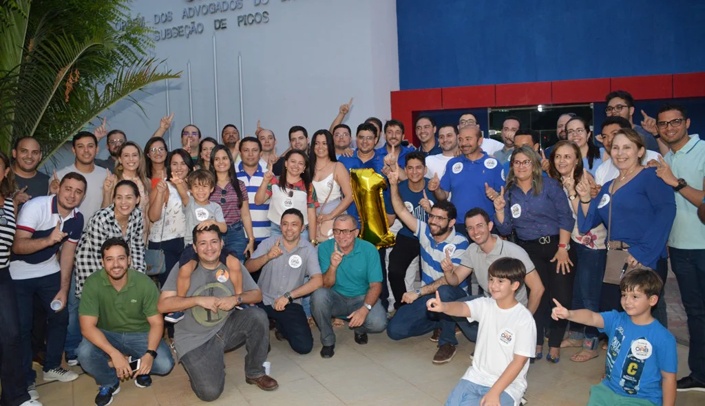 Simpatizantes comemoram vitória de Kléber Curica