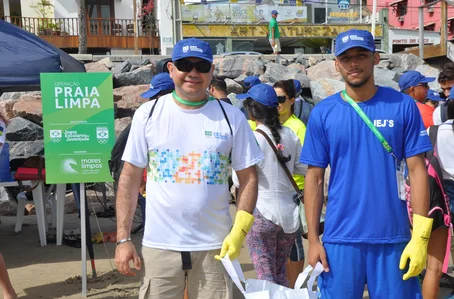 Operação praia limpa, realizada por atletas em Natal