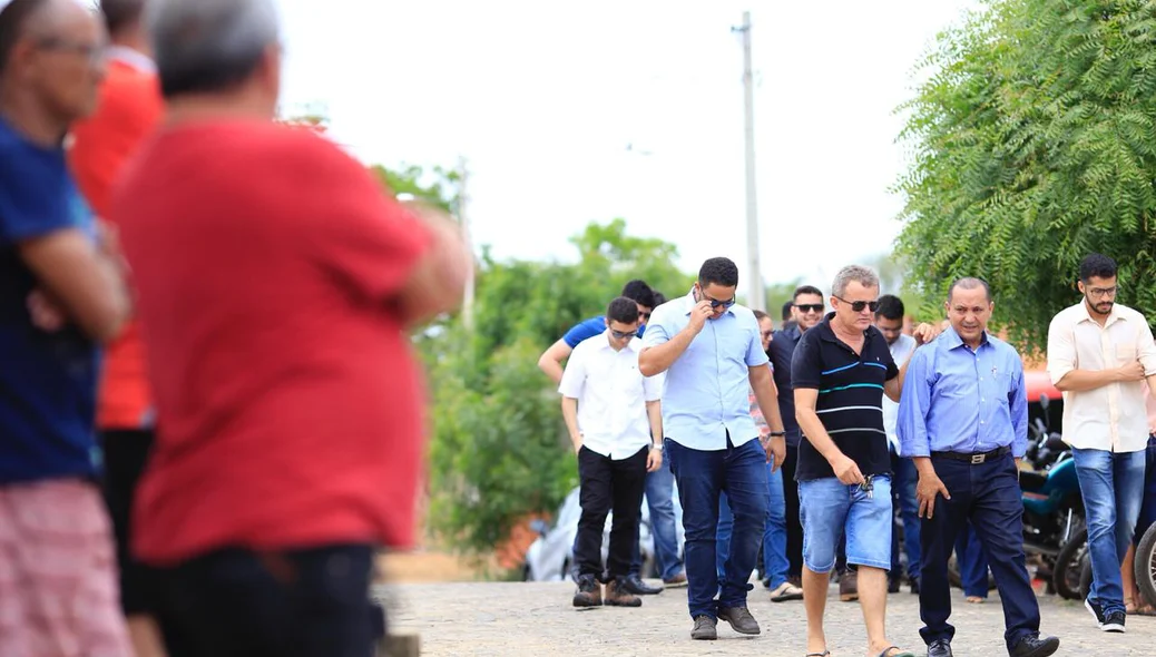 Amigos chegando para o velório
