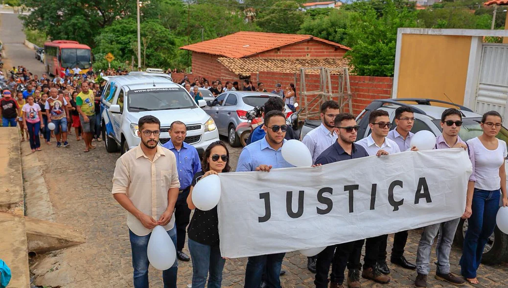 Amigos clamam por justiça no enterro de Rayron Holanda 