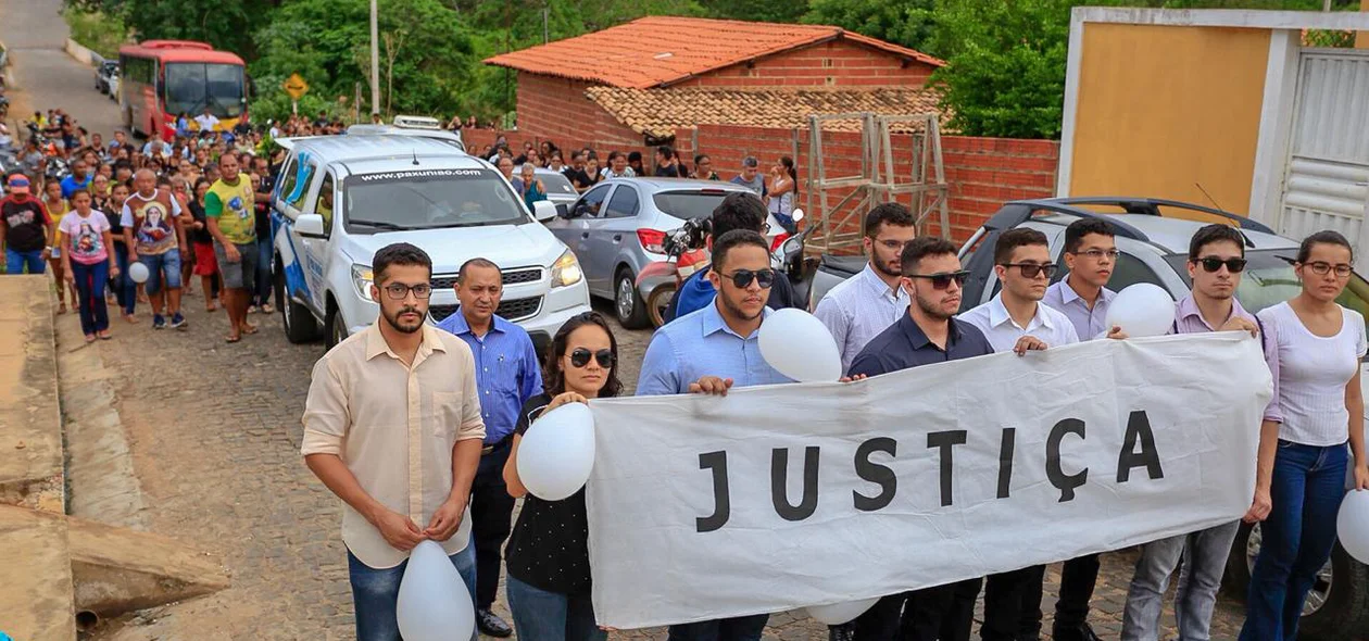 Amigos clamam por justiça no enterro de Rayron Holanda 