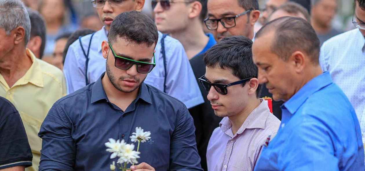 Amigos inconformados com a morte de Rayron Holanda 