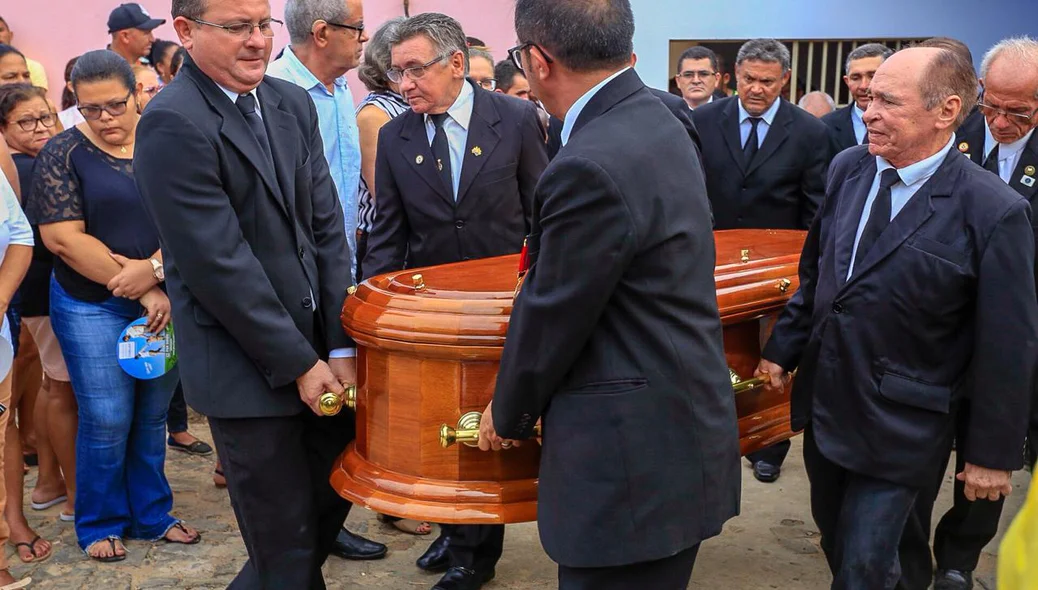 Amigos levando o caixão de Rayron Holanda 