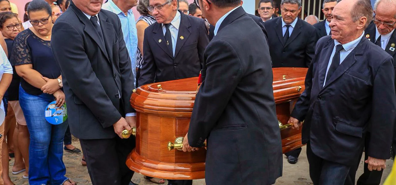 Amigos levando o caixão de Rayron Holanda 