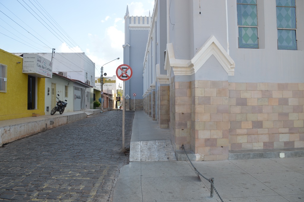 Ao lado da Catedral é proibido estacionar veículos