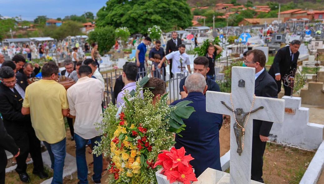 Enterro de Rayron Holanda em Elesbão Veloso 