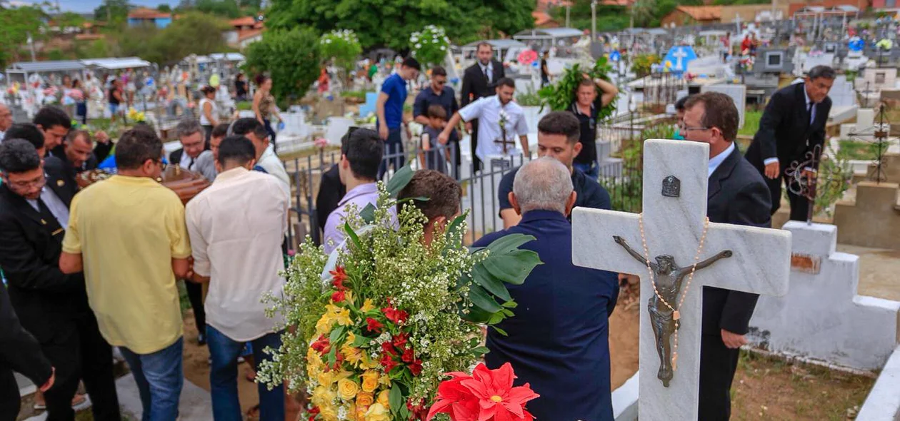 Enterro de Rayron Holanda em Elesbão Veloso 
