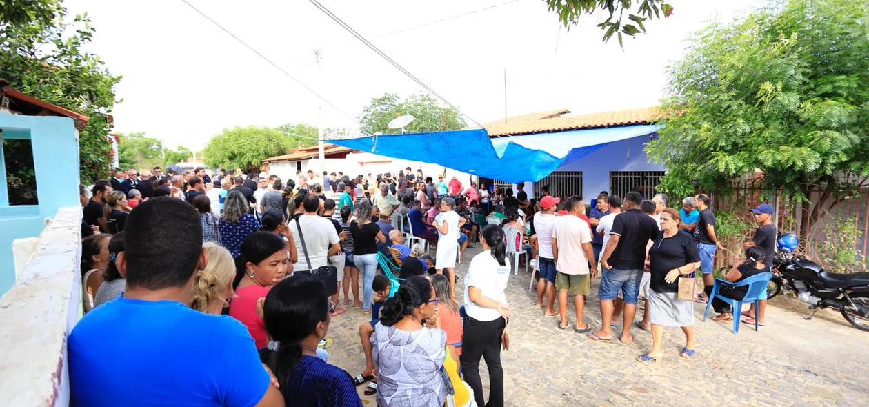 Centenas de pessoas participaram do velório 